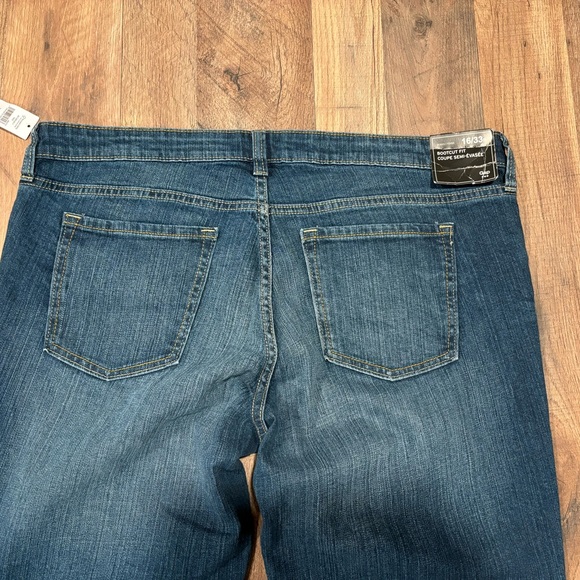 GAP Women's low-rise Bootcut fit dark wash Blue Jeans size 16/33R retail $54.99 - Picture 7 of 9